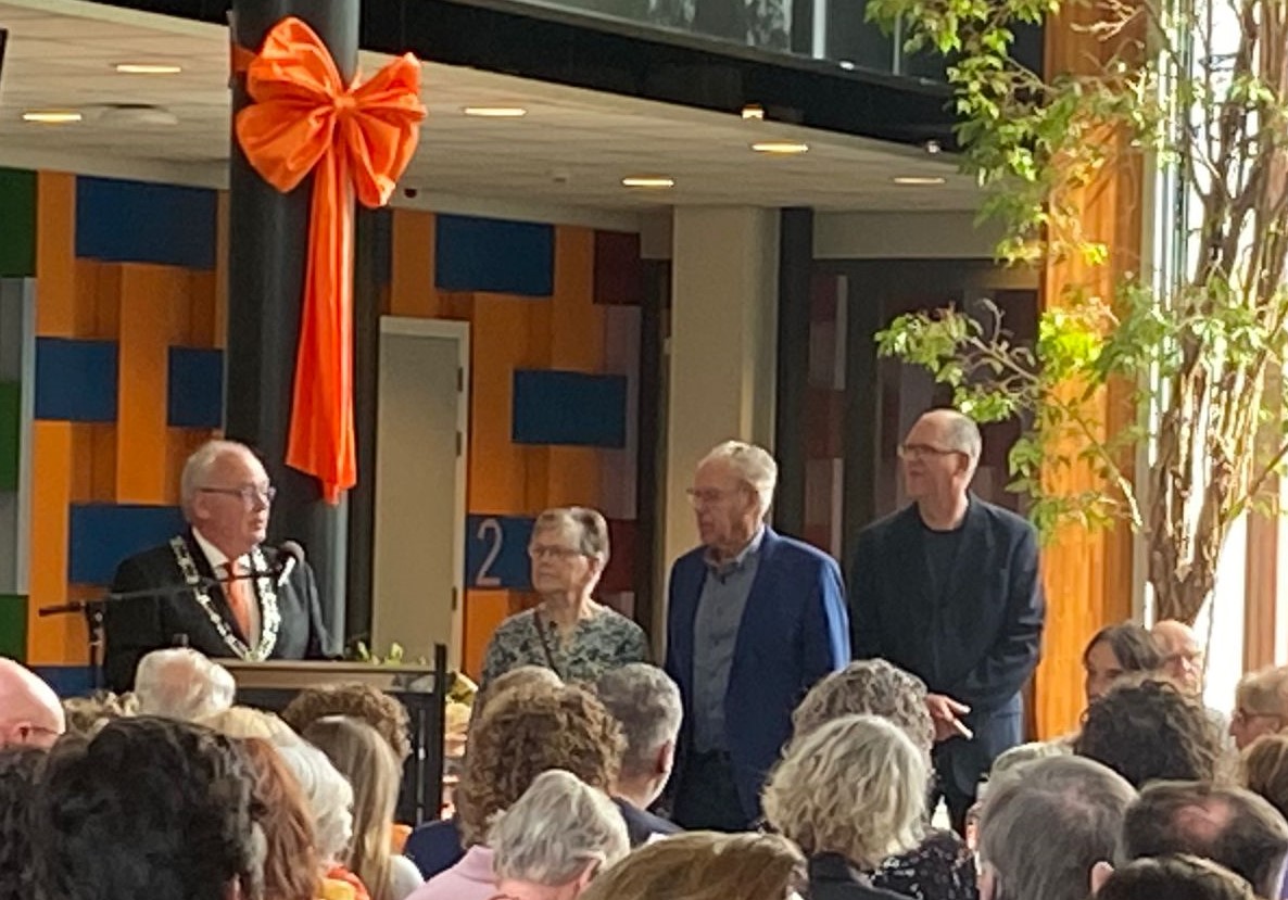 Coördinator Thérèse Veldmaat in het oranje zonnetje